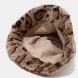 Women's leopard faux fur bucket hat with warm lining for autumn and winter