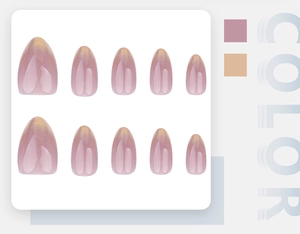 Détail macro de faux ongles amande avec fini rose nacré et dégradé de paillettes dorées