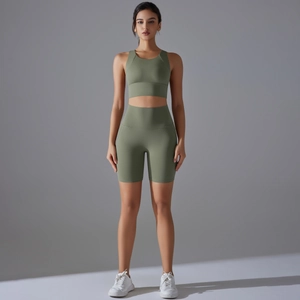 Dettagli del set yoga verde grigio con reggiseno sportivo e pantaloncini a vita alta