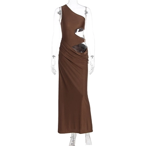 Détail de la robe maxi marron à épaule dénudée avec découpe à la taille et effet plissé