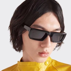 Nahaufnahme der stylischen schwarzen quadratischen Sonnenbrille mit dickem Rahmen
