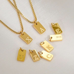 Collier avec pendentif carré lettre en acier inoxydable plaqué or 18 carats avec chaîne