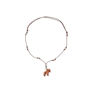 Collier pendentif chiot marron avec corde tressée et perles en métal argenté brillant