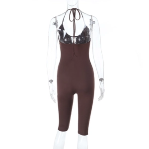Détails du laçage croisé au dos sur une combinaison moulante en tricot marron foncé