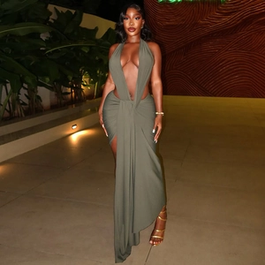 Détail de robe dos nu vert foncé avec décolleté en V profond et fente haute latérale