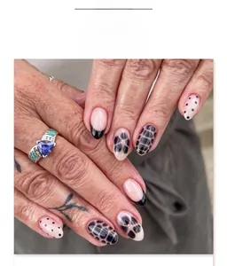 Détail de faux ongles amande avec motifs à pois noirs et imprimé léopard élégant