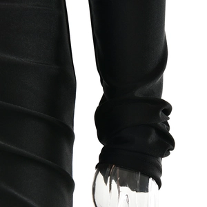 Détail des manches longues noires moulantes avec texture froncée et tissu élastique