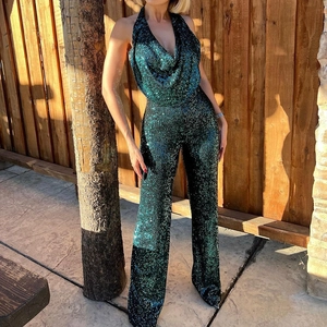 Détail d'une combinaison dos nu à paillettes vert foncé avec décolleté bénitier drapé