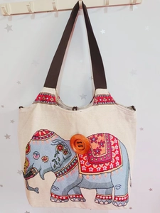Detail der ethnischen Canvas-Tasche mit Elefantenstickerei und Holzknopfverschluss