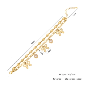 Details von Gold-Edelstahlarmband mit Bogen und rosa Herzanhängern inklusive Maßangaben