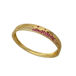 Bracelet jonc doré ouvert orné de zircons rouges et blancs sertis en dégradé