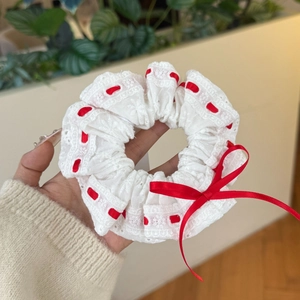 Chouchou en dentelle avec ruban rouge et textures florales en maille délicate