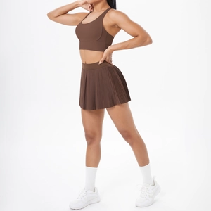 Vue détaillée d'un ensemble de sport marron avec brassière et jupe de tennis plissée