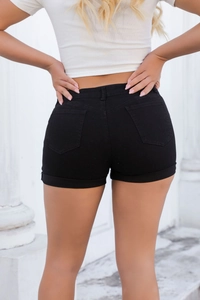 Vue arrière du short en jean noir montrant les poches et l'ourlet retroussé