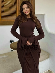 Robe chocolat à manches longues avec volants étagés et détails plissés à la taille