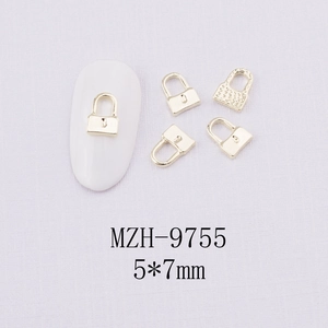 Détail de breloques cadenas cœur doré 5x7mm pour nail art 3D sur ongles blancs