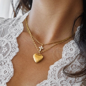 Elegante collana a doppio strato in acciaio inossidabile dorato con croce di perle e cuore