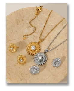 Makroaufnahme von Sonnenblumen-Halskette und Ohrringen auf marmoriertem Tablett