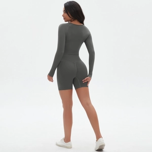 Rückansicht des dunkelgrauen Yoga-Sets mit hoher Taille Shorts und Langarm-Crop-Top