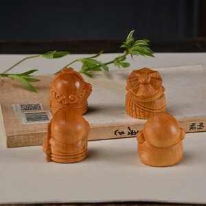 Détail de quatre figurines de moines en bois sculpté à la main sur un livre ancien