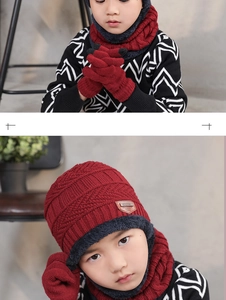 Détail de l'ensemble d'hiver pour enfants en tricot rouge avec doublure polaire
