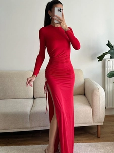 Robe longue rouge moulante à manches longues avec cordon de serrage et fente haute