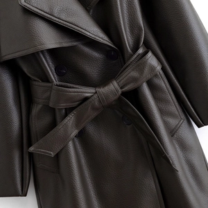 Trench-coat marron foncé en simili cuir avec double boutonnage et ceinture nouée
