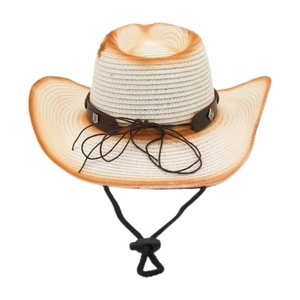 Détail d'un chapeau de cowboy en paille blanche avec bord dégradé et bande en cuir