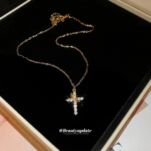 Collana a croce in acciaio inossidabile dorato in stile francese con zirconi su velluto nero