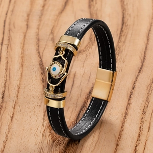 Bracciale punk in pelle con mano di Fatima dorata e malocchio su legno