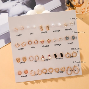 Detail von 20 Paar goldenen Ohrringen mit Perlen und Zirkonia auf einer Displaykarte