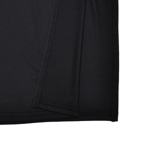 Gros plan détaillé sur la texture du tissu élastique et les coutures latérales de la robe