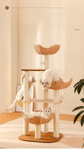 Mehrstöckiger Kratzbaum mit drei geflochtenen Körben und Sisalstangen für Katzen