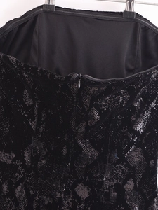 Dettaglio della cerniera nascosta sul retro dell'abito in velluto nero con paillettes