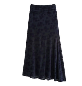 Dettaglio di elegante gonna lunga in velluto con trama dévoré vintage e taglio a A