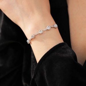 Gros plan détaillé d'un bracelet halo avec pierres précieuses bleu clair au poignet