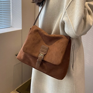 Borsa a tracolla retrò marrone da donna in pelle scamosciata con cinturino regolabile