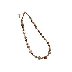 Elegante Tigerauge- und Perlenkette mit Champagnertönen und Metallverschluss