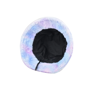 Vue détaillée du chapeau bob en peluche tie-dye avec fausse fourrure et cordon réglable