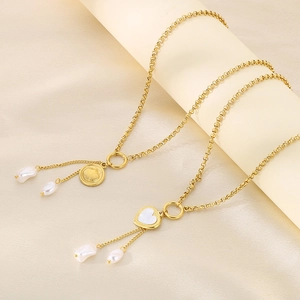 Détail de colliers dorés en acier inoxydable avec pendentifs coquillage et perles
