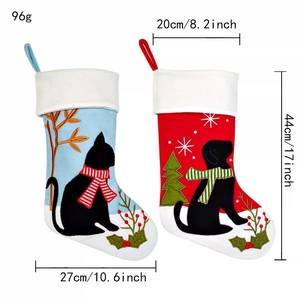 Chaussettes de Noël pour animaux avec motifs de chien et chat, hauteur 44cm sur fond blanc