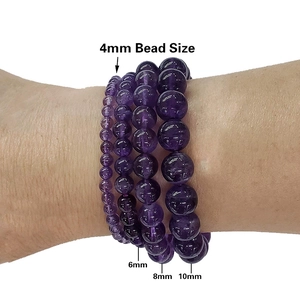 Natürliche Amethyst-Perlenarmbänder in 4mm bis 10mm Größen am weiblichen Handgelenk
