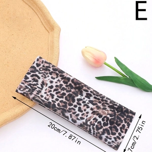 Detailed flat lay of leopard print elastic headband with measurements of 20cm by 7cm