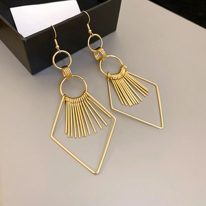 Detailansicht goldener geometrischer Ohrringe mit langen Fransen und rautenförmigem Rahmen