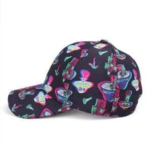 Détail de la casquette avec motifs de champignons colorés et vagues sur sergé noir