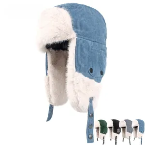Detail der Wintermütze mit dickem Kunstfellfutter und Cordstruktur für Wärme