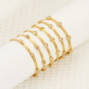 Bracelet Élégant En Acier Inoxydable Plaqué Or 18K Avec Charmes Cœur Lune En Zircon Chaîne Serpent Pour Femmes