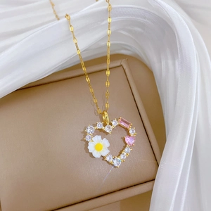 Goldene Herz-Halskette mit bunten Zirkonsteinen und weißem Gänseblümchen-Anhänger