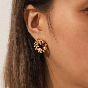 Boucles d'oreilles marguerites en acier doré 18K avec perles et cristaux sur mannequin
