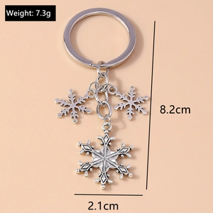 Detailed view of silver snowflake keychain showing weight 7.3g and dimensions 8.2x2.1cm